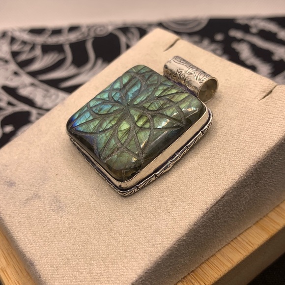 Beautiful Etched Labradorite Pendant with Chain, .925 Sterling Silver Overlay. - Picture 8 of 16